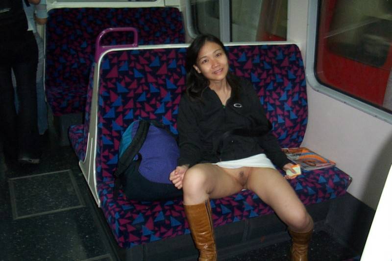 Cewek Cantik Pamer Itil Memek Pakai Rok Mini Di Dalam Bus